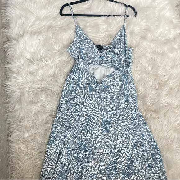 Front tie, cut out maxi dress. Size large. Never worn - Picture 3 of 5